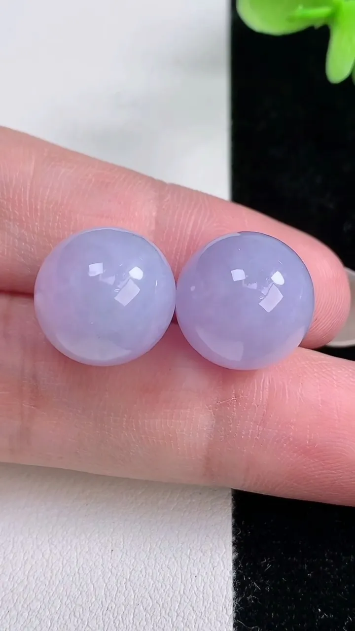 天然A货翡翠紫罗兰圆珠镶嵌件一对，尺寸14.3，重量:11.28g12月14日
工厂直销收藏佳品,种好水足，色泽均匀，有种有色，上手高大气！
