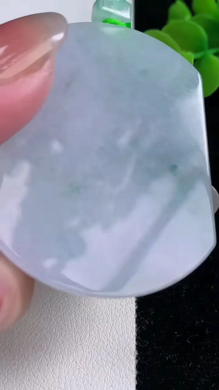 天然A货翡翠飘花无事牌吊坠，尺寸52.8-42.2-5.5，重量:37.37g
12月14日