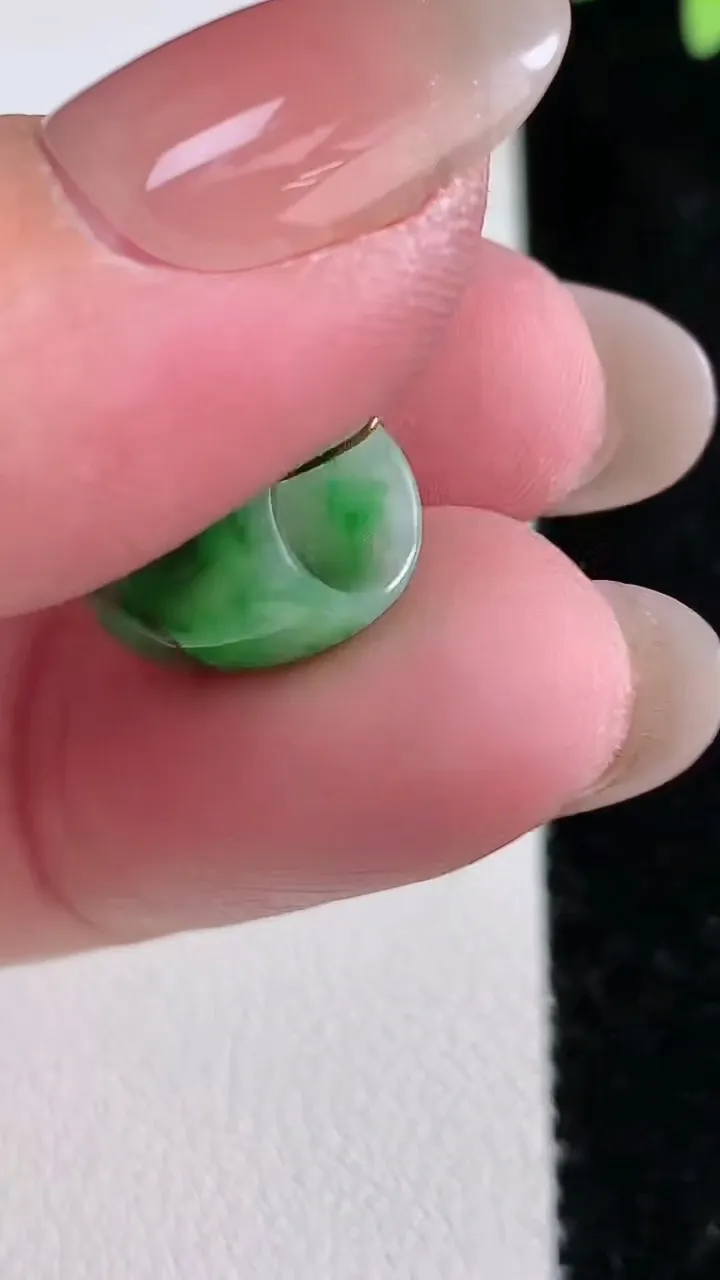 天然A货翡翠路路通吊坠，尺寸15.6-10.3，重:1.90g
12月14日