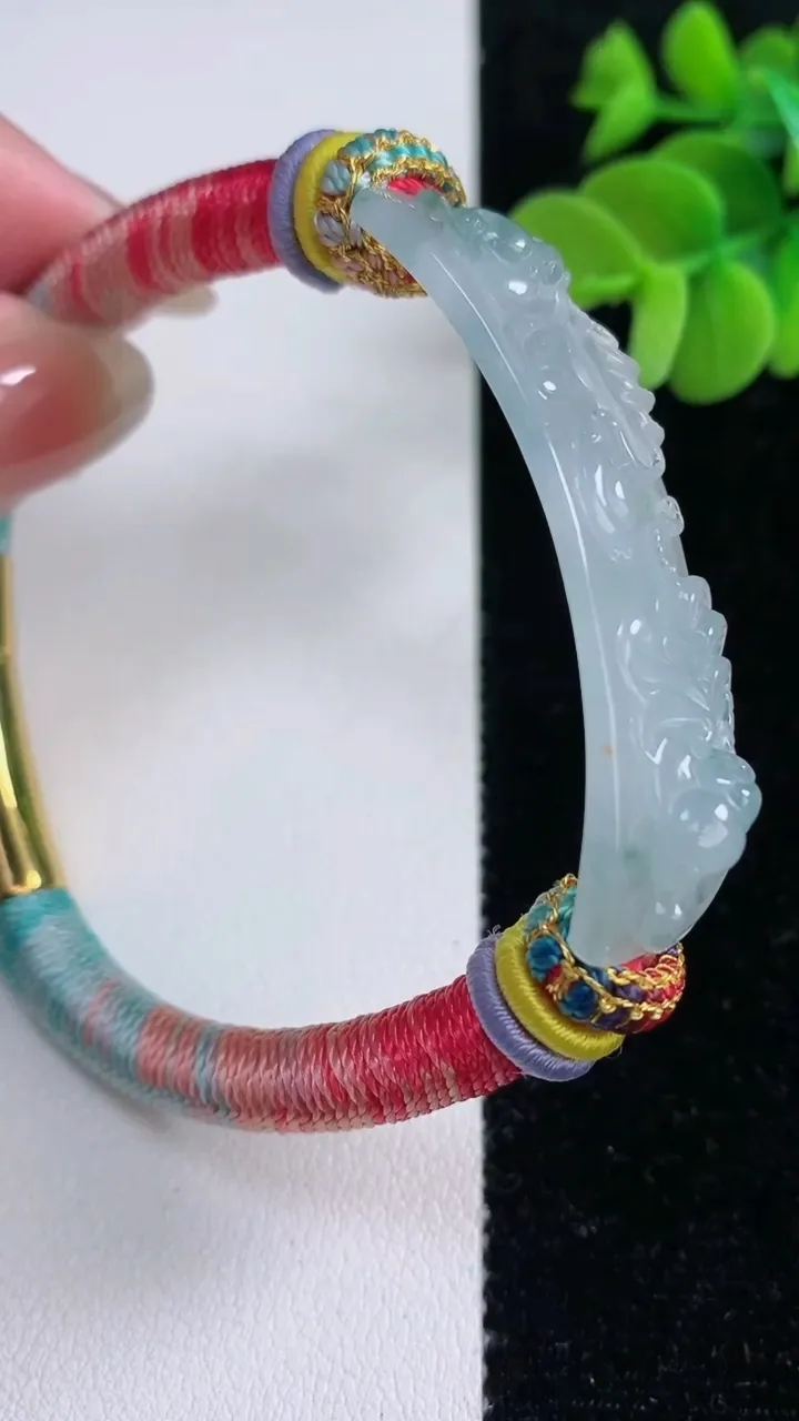 天然A货翡翠冰种飘花蝙蝠手绳，尺寸43.5-15.8-4.4，重量:19.68g
12月14日