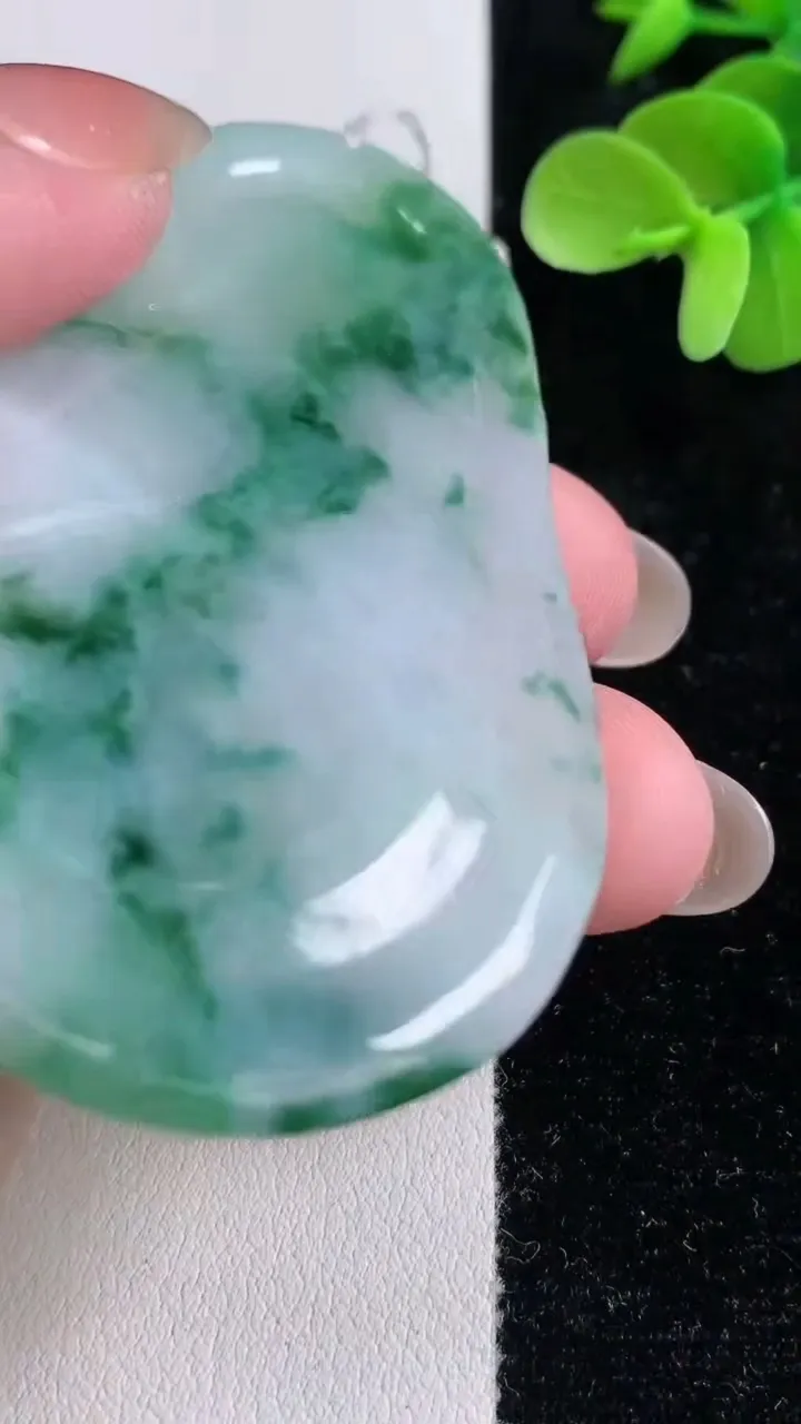 天然A货翡翠飘花文殊菩萨吊坠，尺寸72-41.8-5.3，重量:33.36g
12月14日