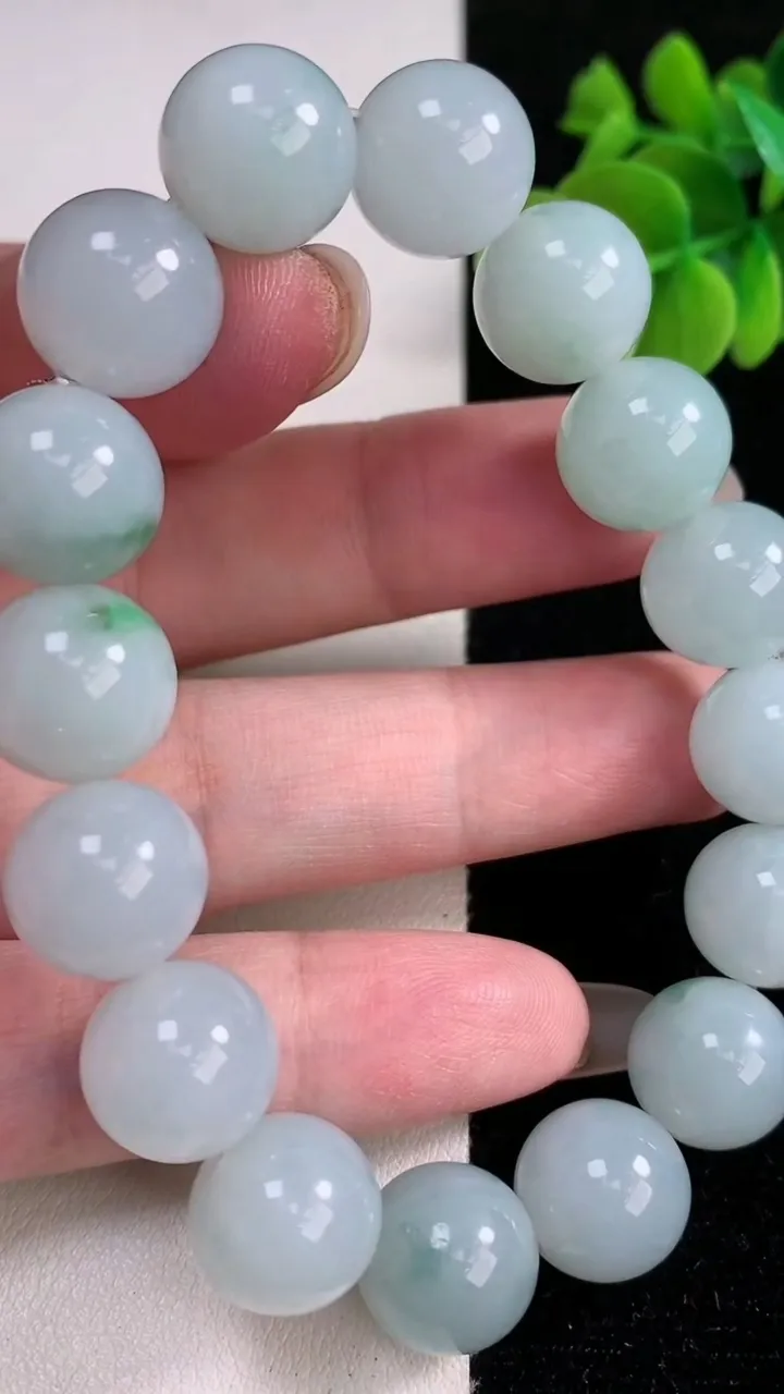 天然A货翡翠圆珠手串，尺寸12.5-16颗，重量:56.70g12月14日
工厂直销收藏佳品,种好水足，色泽均匀，有种有色，上手高大气！