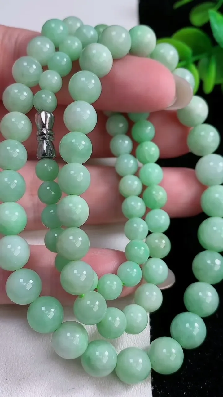 天然A货翡翠圆珠项链，尺寸8-76颗，重:55.41g
12月14日