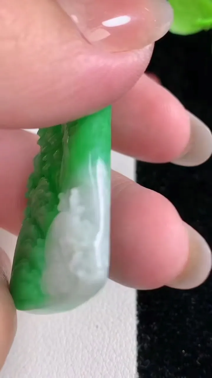 天然A货翡翠山水牌吊坠，尺寸51.2-28.8-4.7，重量:21.02g
12月14日