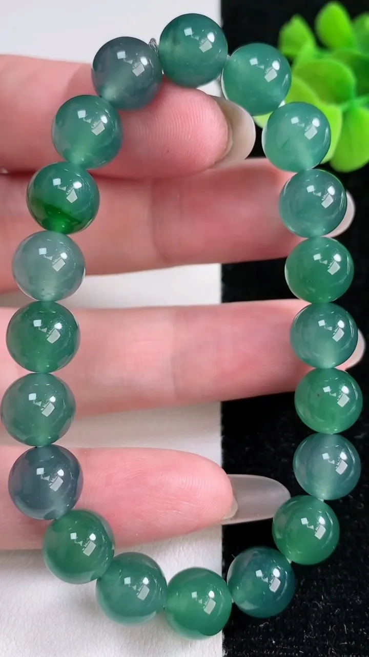 天然A货翡翠圆珠手串，尺寸9.4-20颗，重量:33.15g12月14日
工厂直销收藏佳品,种好水足，色泽均匀，有种有色，上手高大气！
