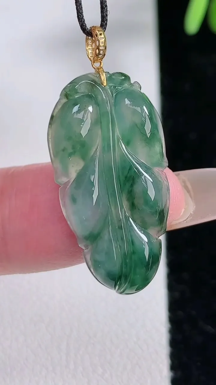 天然A货翡翠种飘花金枝玉叶 叶子吊坠，尺寸27.8-14.5-4.2，重:2.97g
12月14日