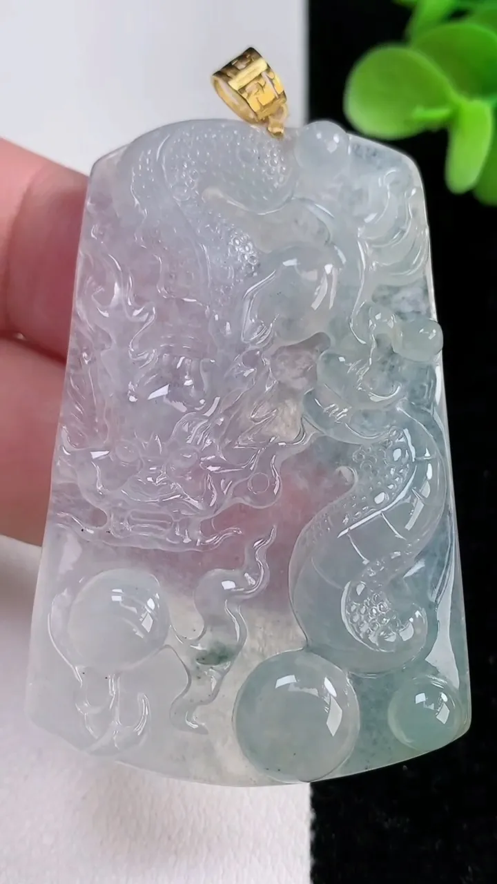 天然A货翡翠种飘花龙牌吊坠，尺寸53-36.8-5，重量:23.48g
12月14日