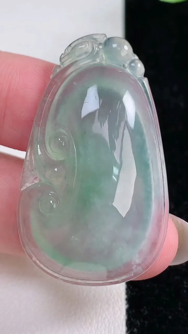 天然A货翡翠如意吊坠，尺寸42-25.2-6.7，重量:10.71g
12月14日