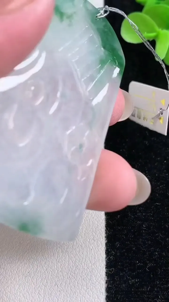 天然A货翡翠冰种飘花大日如来吊坠，尺寸57.6-39.4-4，重量:23.35g
12月14日