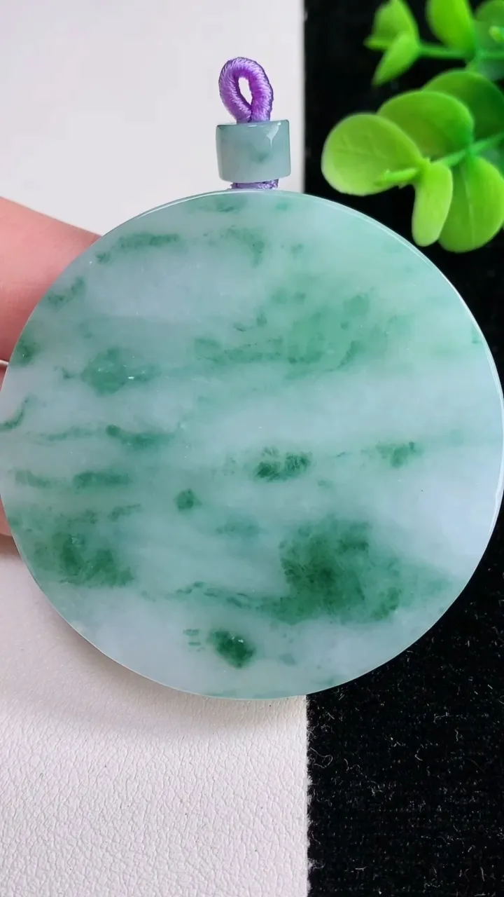 天然A货翡翠飘花无事牌吊坠，尺寸54-5.4，重量:45.34g
12月14日