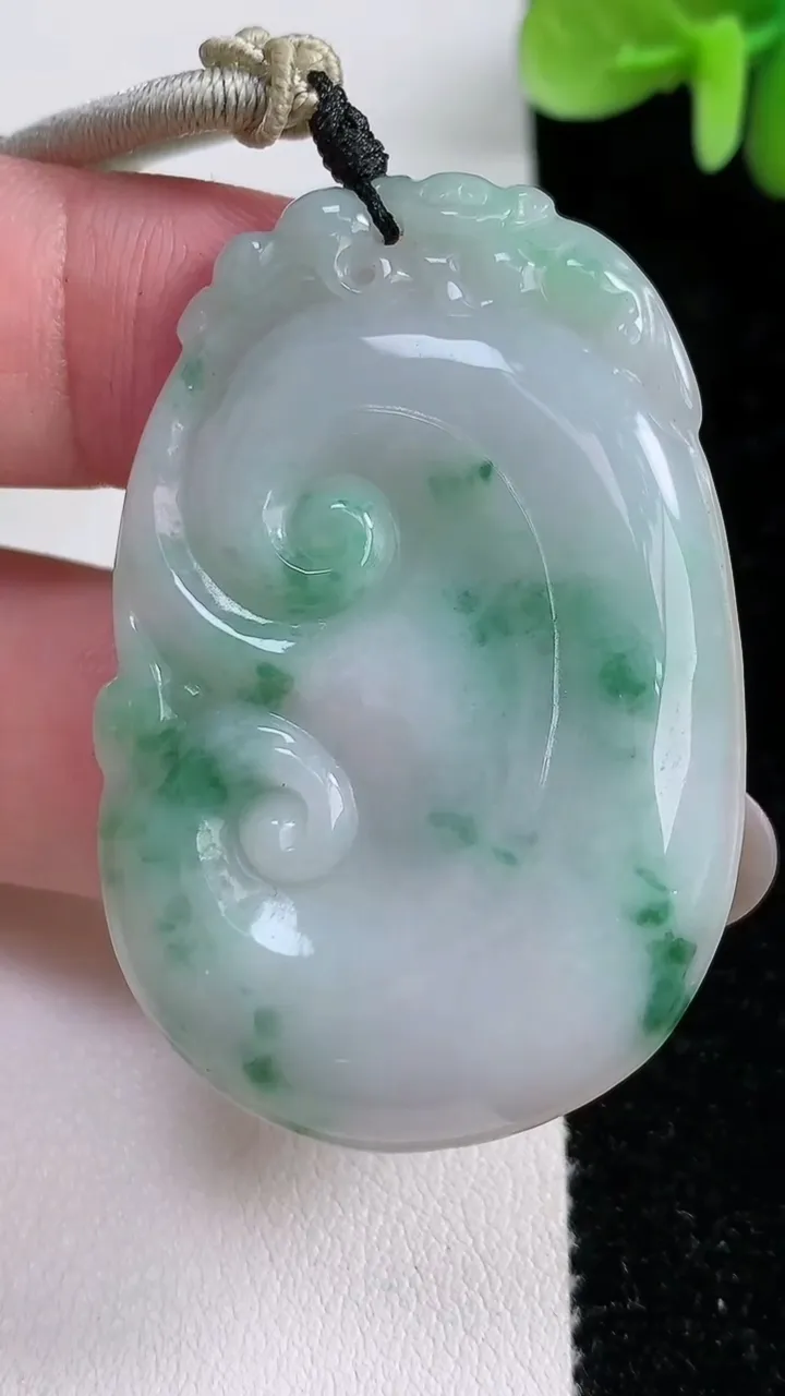 天然A货翡翠飘花如意吊坠，尺寸49-33.3-5，重:18.61g
12月14日