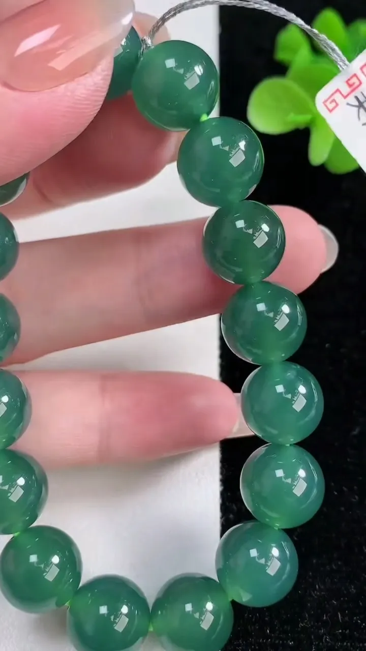 天然A货翡翠圆珠手串，尺寸11.3-17颗，重量:48.52g12月14日
工厂直销收藏佳品,种好水足，色泽均匀，有种有色，上手高大气！