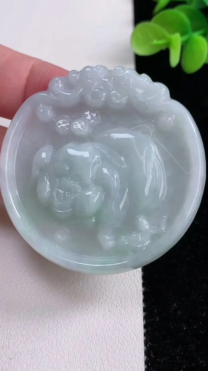 天然A货翡翠生肖猪吊坠，尺寸50.8-49.3-6，重:22.71g
12月14日