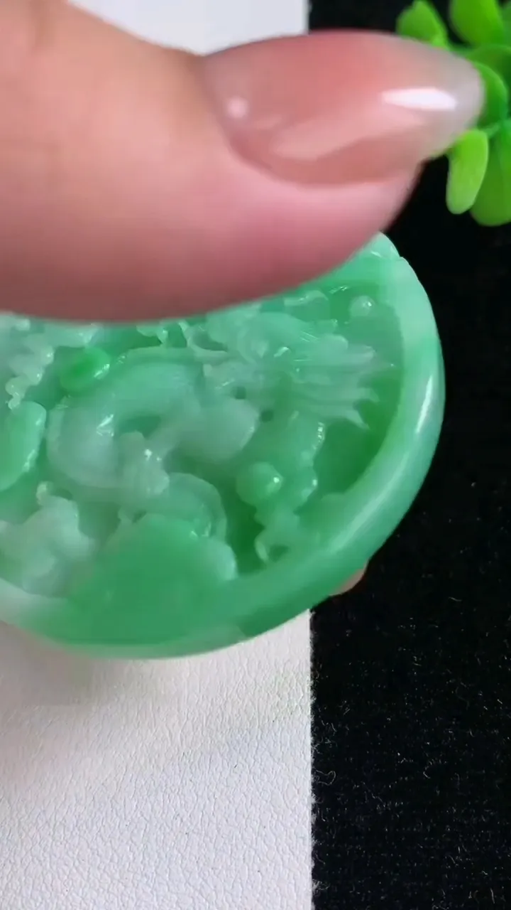 天然A货翡翠复古龙牌吊坠，尺寸53.4-5.4，重量:40.61g
12月14日