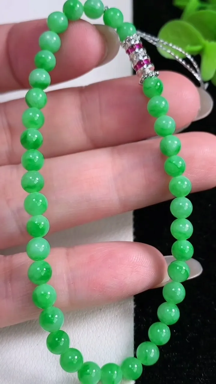 天然A货翡翠圆珠手串，尺寸4.3-38颗，重量:8.29g12月14日
工厂直销收藏佳品,种好水足，色泽均匀，有种有色，上手高大气！
