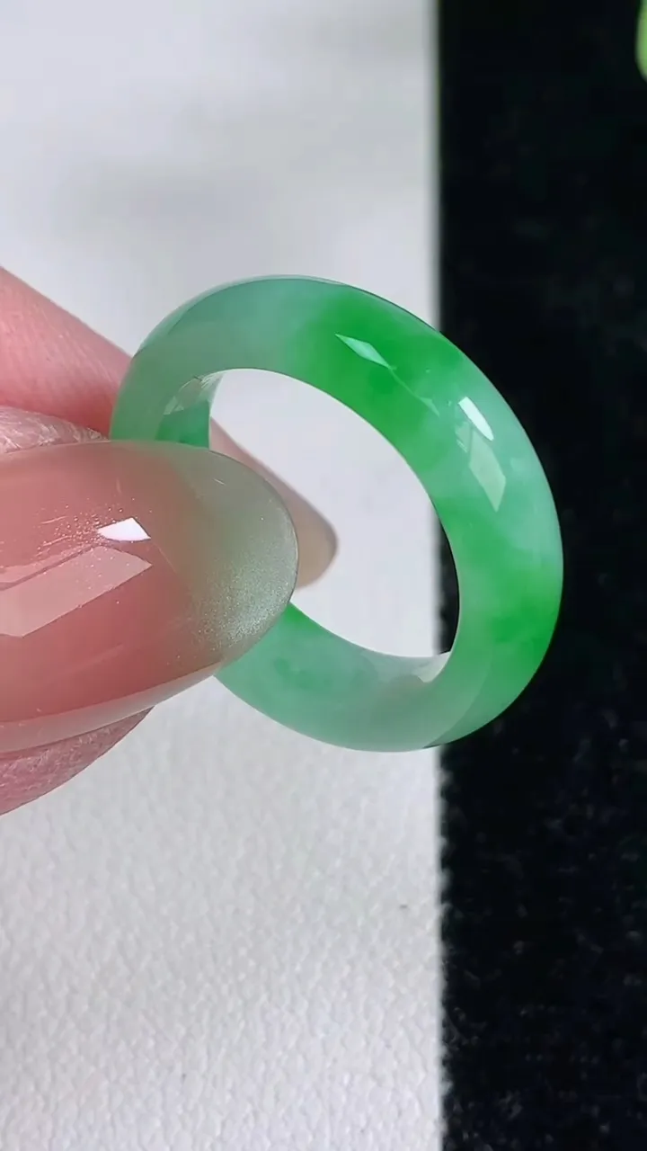 天然A货翡翠指环戒指，尺寸17-5-3，重量:3.43g2025年12月14日
工厂直销收藏佳品,种