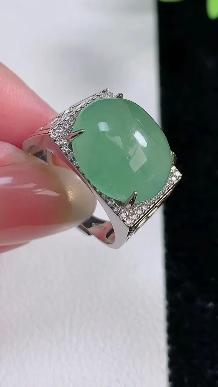 天然A货翡翠蛋面戒指，尺寸15.5-11.5，重:6.29g2025年12月14日
工厂直销收藏佳品