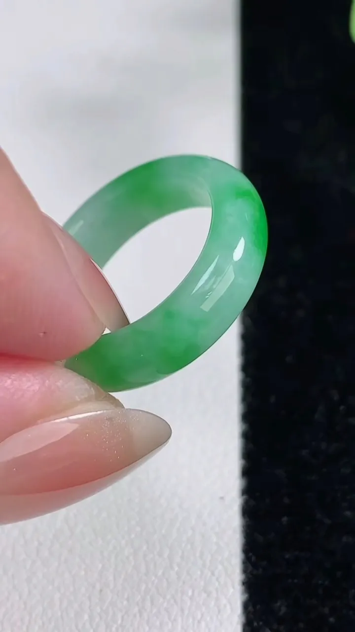天然A货翡翠指环戒指，尺寸17-5-3，重量:3.43g2025年12月14日
工厂直销收藏佳品,种好水足，色泽均匀，有种有色，上手高大气！