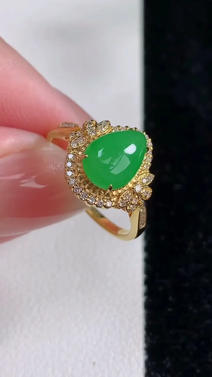 天然A货翡翠水滴戒指，尺寸17.7-9-6.5-6.7，重量:2.36g2025年12月14日
工厂直销收藏佳品,种好水足，色泽均匀，有种有色，上手高大气！