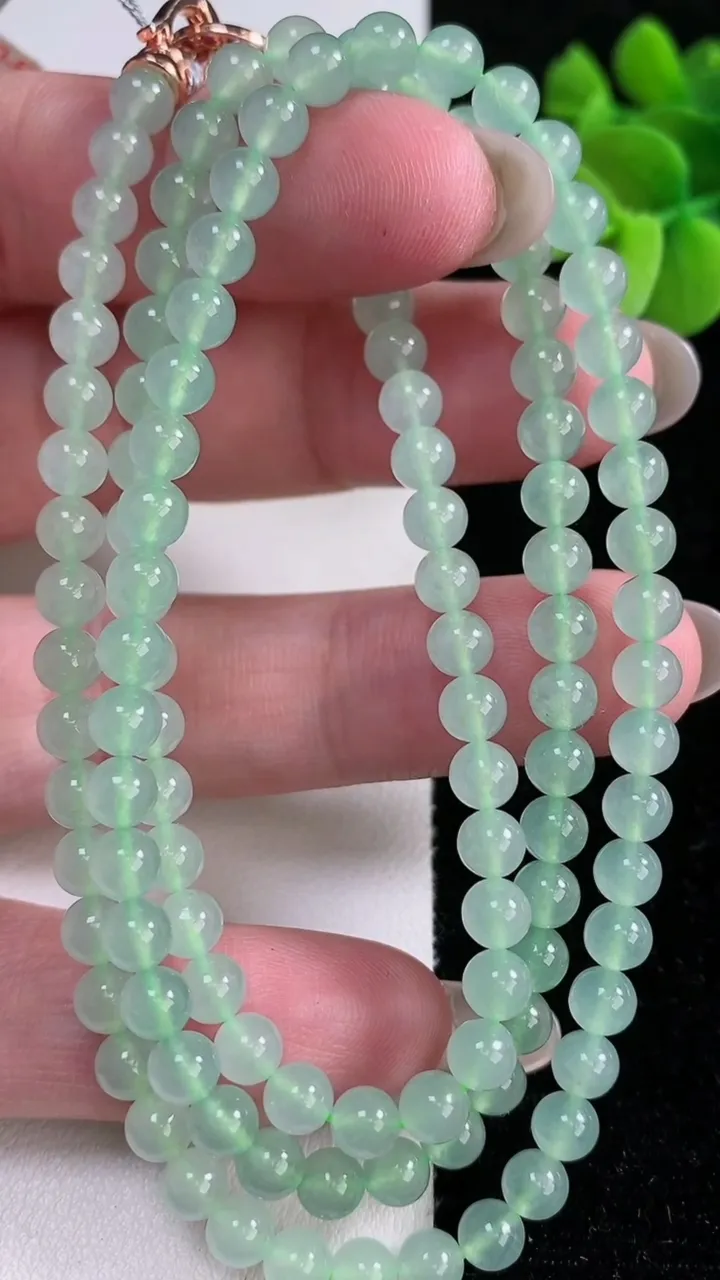 天然A货翡翠圆珠项链，尺寸4.5-118颗，重量:26.64g
12月14日