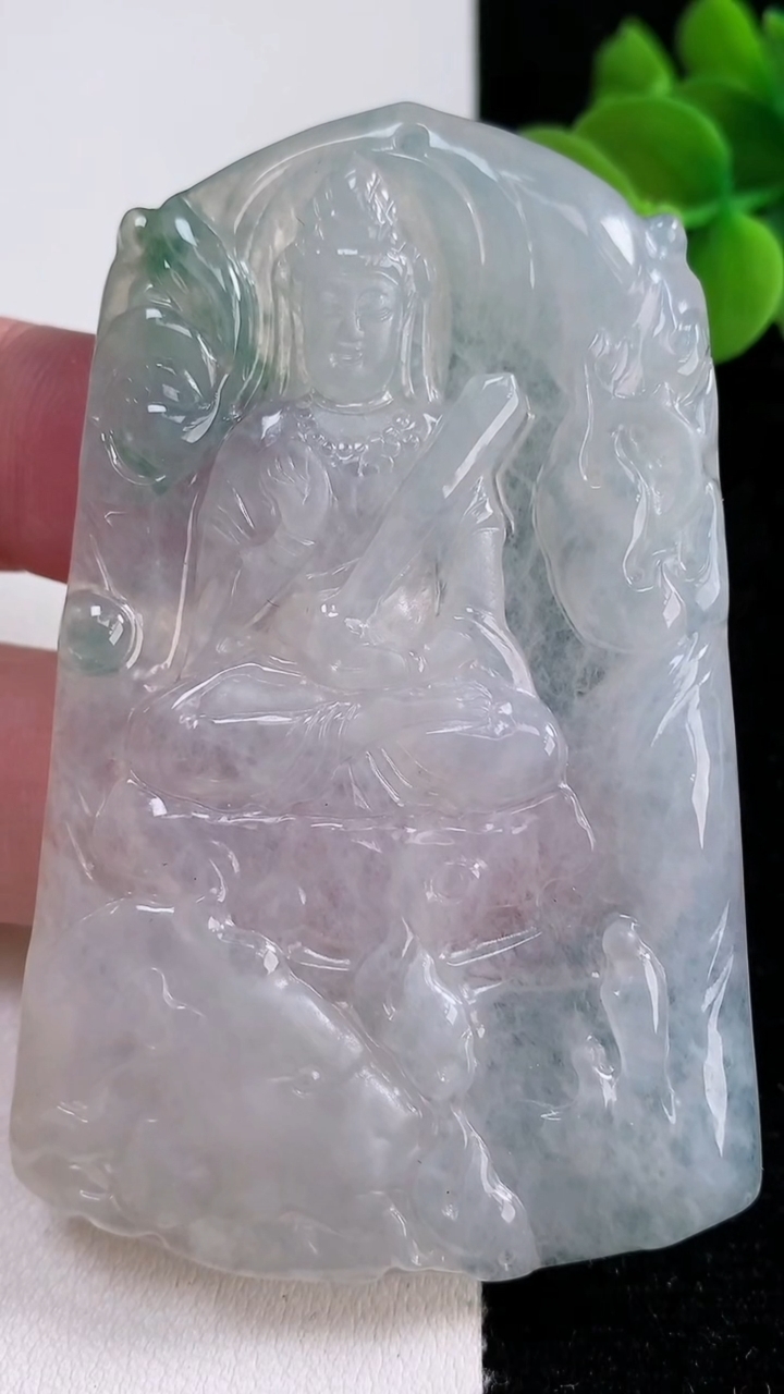 天然A货翡翠冰种飘花文殊菩萨吊坠，尺寸71.6-46.2-4.2，重量:35.25g
12月14日