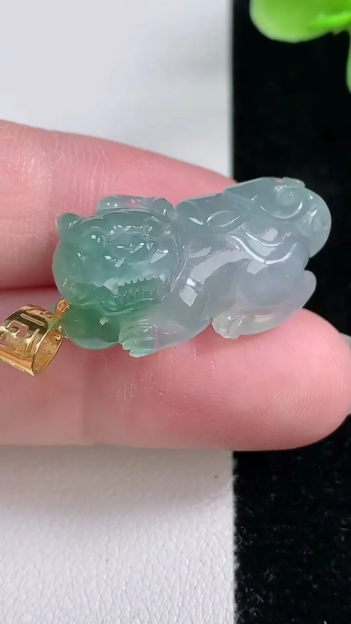 天然A货翡翠种飘花貔貅吊坠，尺寸28.2-13.5-10.4，重量:8.64g
12月14日