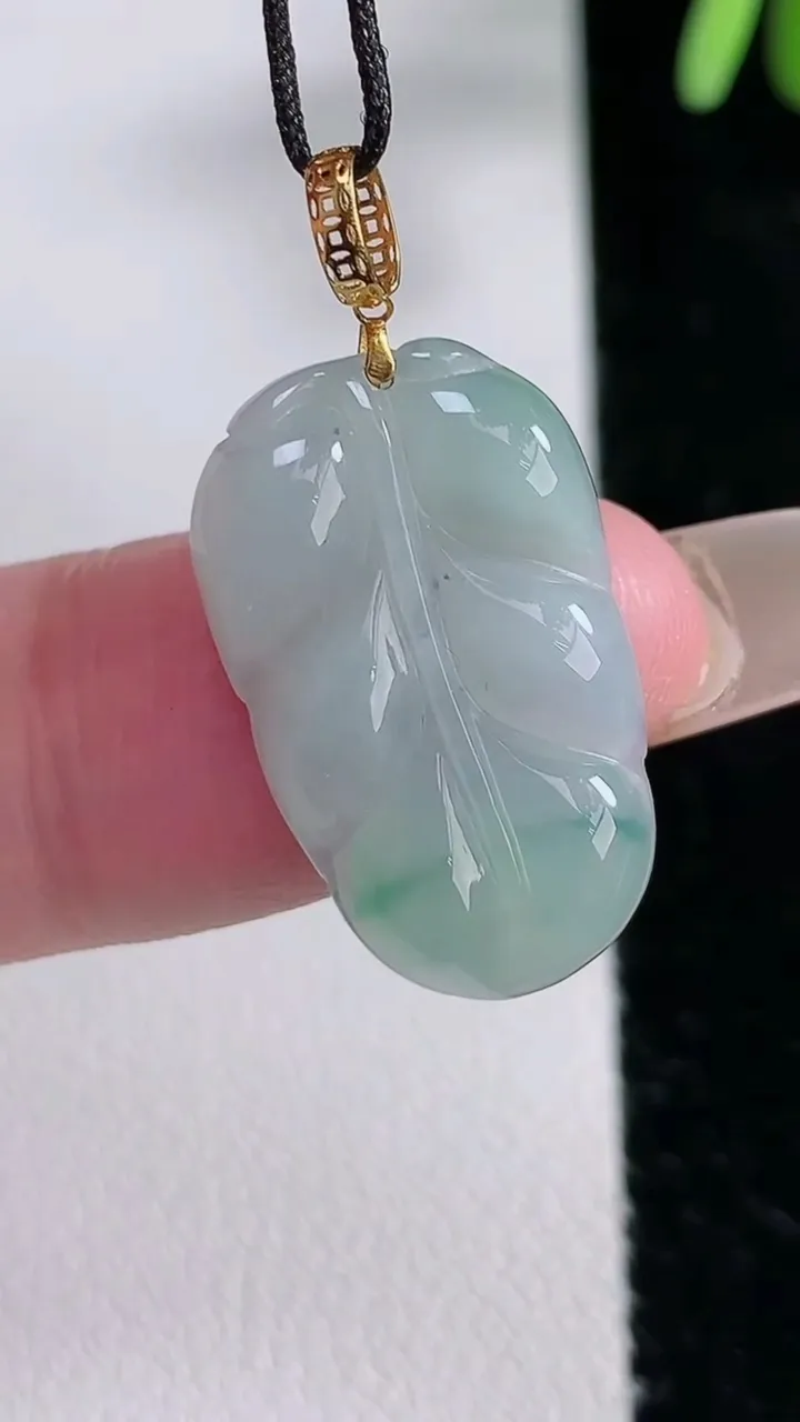 天然A货翡翠18K金飘花金枝玉叶 叶子吊坠，尺寸22.6-14-3.4，重:2.15g
12月14日