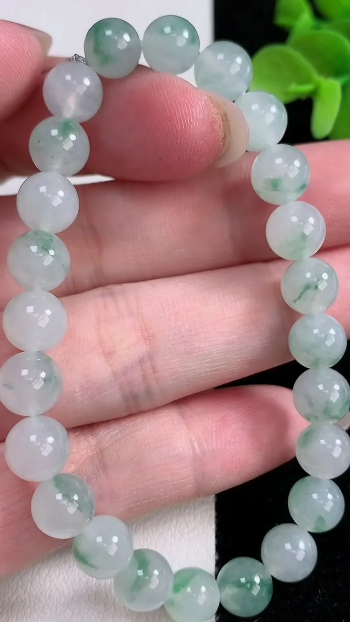 天然A货翡翠圆珠手串，尺寸7.5-24颗，重量:21.27g12月14日
工厂直销收藏佳品,种好水足，色泽均匀，有种有色，上手高大气！