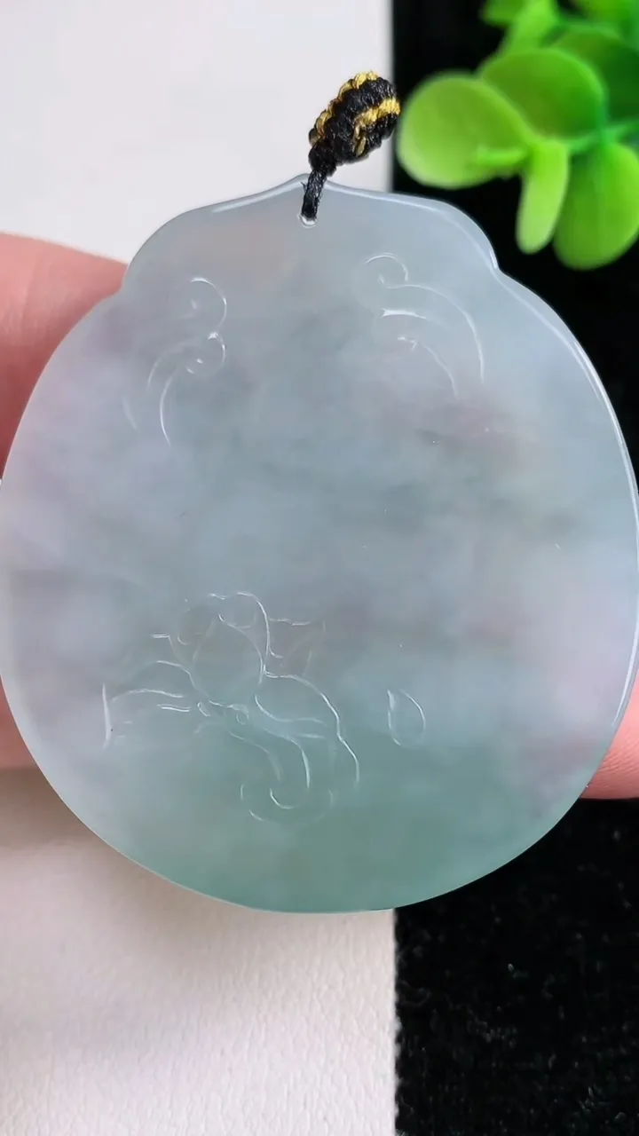 天然A货翡翠冰种飘花千手观音吊坠，尺寸52-45.2-5.5，重量:28.82g
12月14日