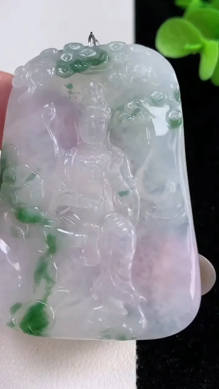 天然A货翡翠冰种飘花观音菩萨吊坠，尺寸56.6-40.2-4，重量:25.93g
12月14日