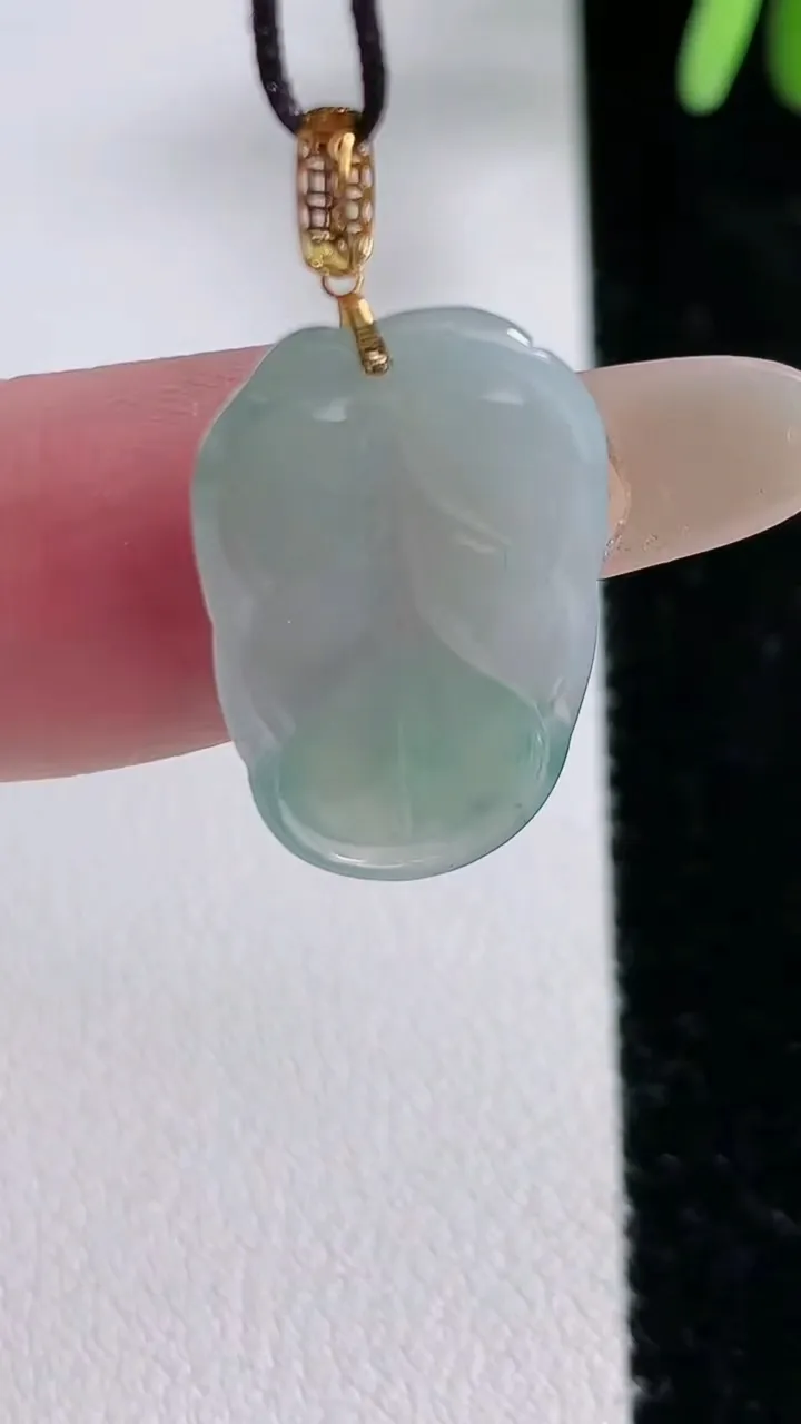 天然A货翡翠18K金飘花金枝玉叶 叶子吊坠，尺寸22.6-14-3.4，重:2.15g
12月14日