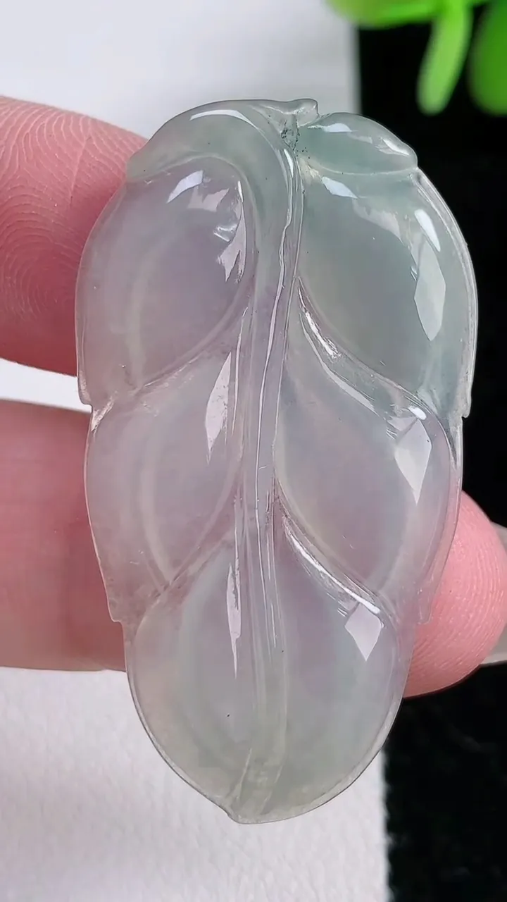 天然A货翡翠金枝玉叶 叶子吊坠，尺寸44-20.6-4，重:6.82g
12月14日