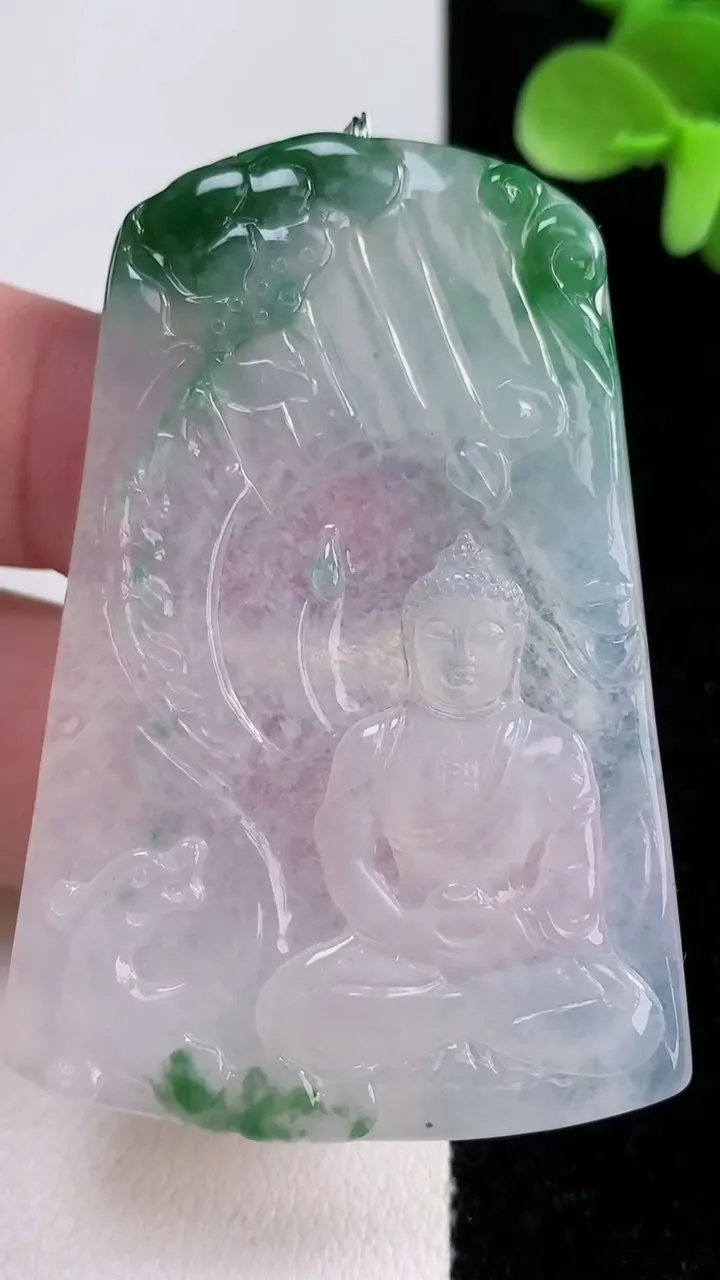 天然A货翡翠冰种飘花大日如来吊坠，尺寸57.6-39.4-4，重量:23.35g
12月14日