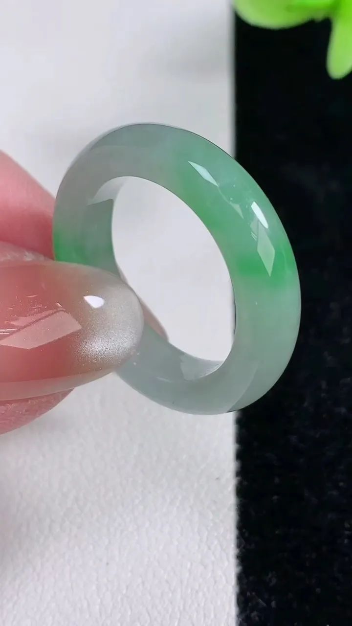 天然A货翡翠指环戒指，尺寸19.5-5.8-4，重量:5.59g2025年12月14日
工厂直销收藏