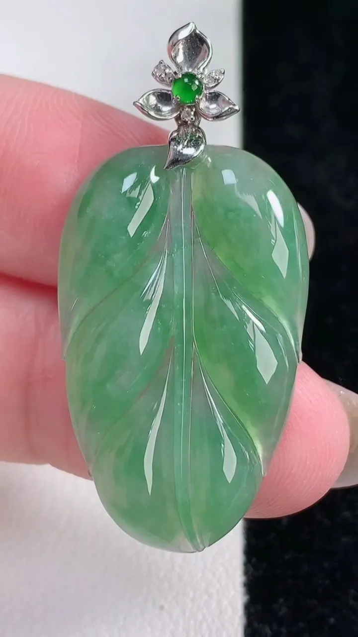 天然A货翡翠金枝玉叶 叶子吊坠，尺寸32.7-20.2-3.5，重量:5.38g
12月14日