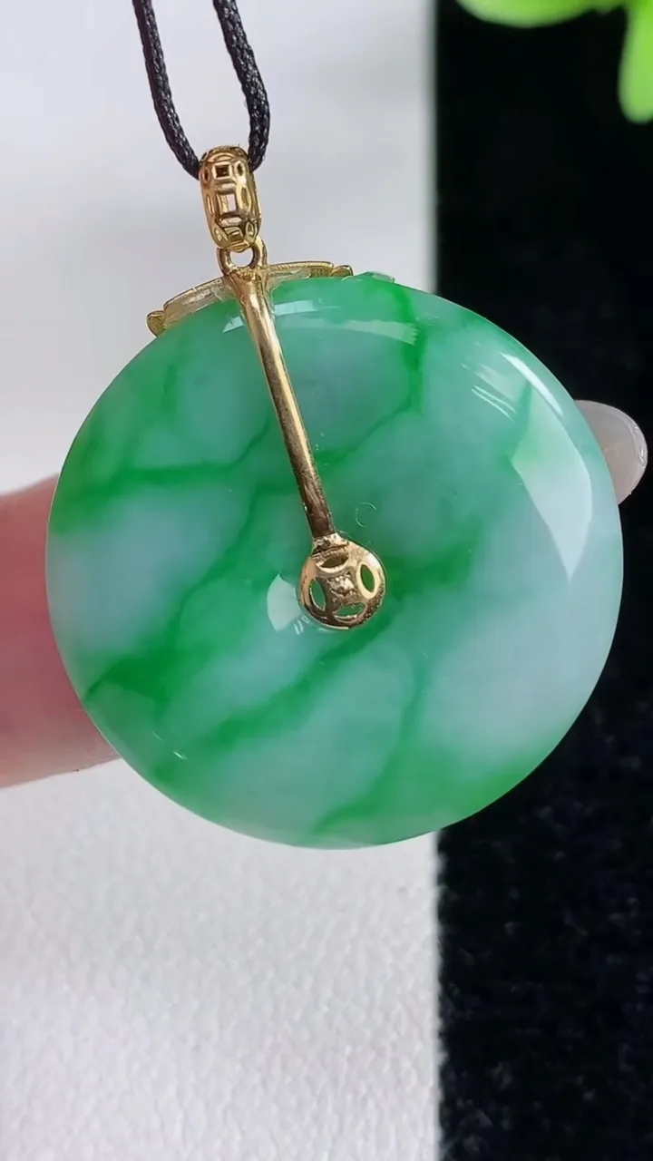 天然A货翡翠平安扣吊坠，尺寸25.6-3.5，重量:5.68g
12月14日