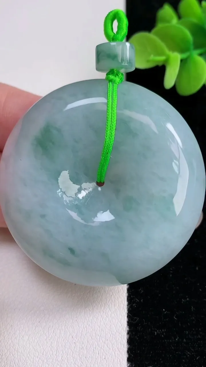 天然A货翡翠飘花平安扣吊坠，尺寸49-12，重量:62.63g
12月14日