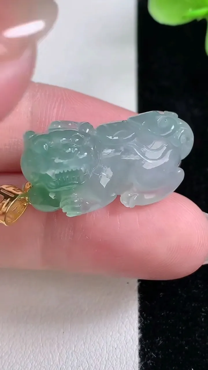 天然A货翡翠种飘花貔貅吊坠，尺寸28.2-13.5-10.4，重量:8.64g
12月14日