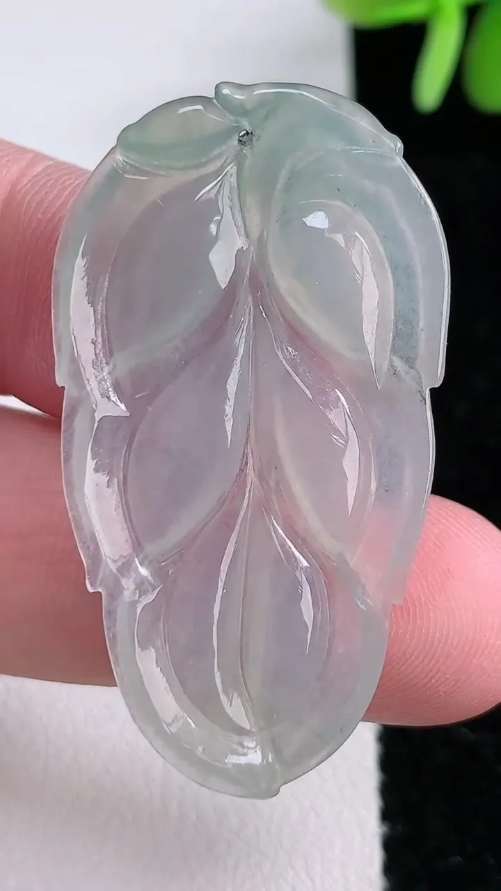 天然A货翡翠金枝玉叶 叶子吊坠，尺寸44-20.6-4，重:6.82g
12月14日