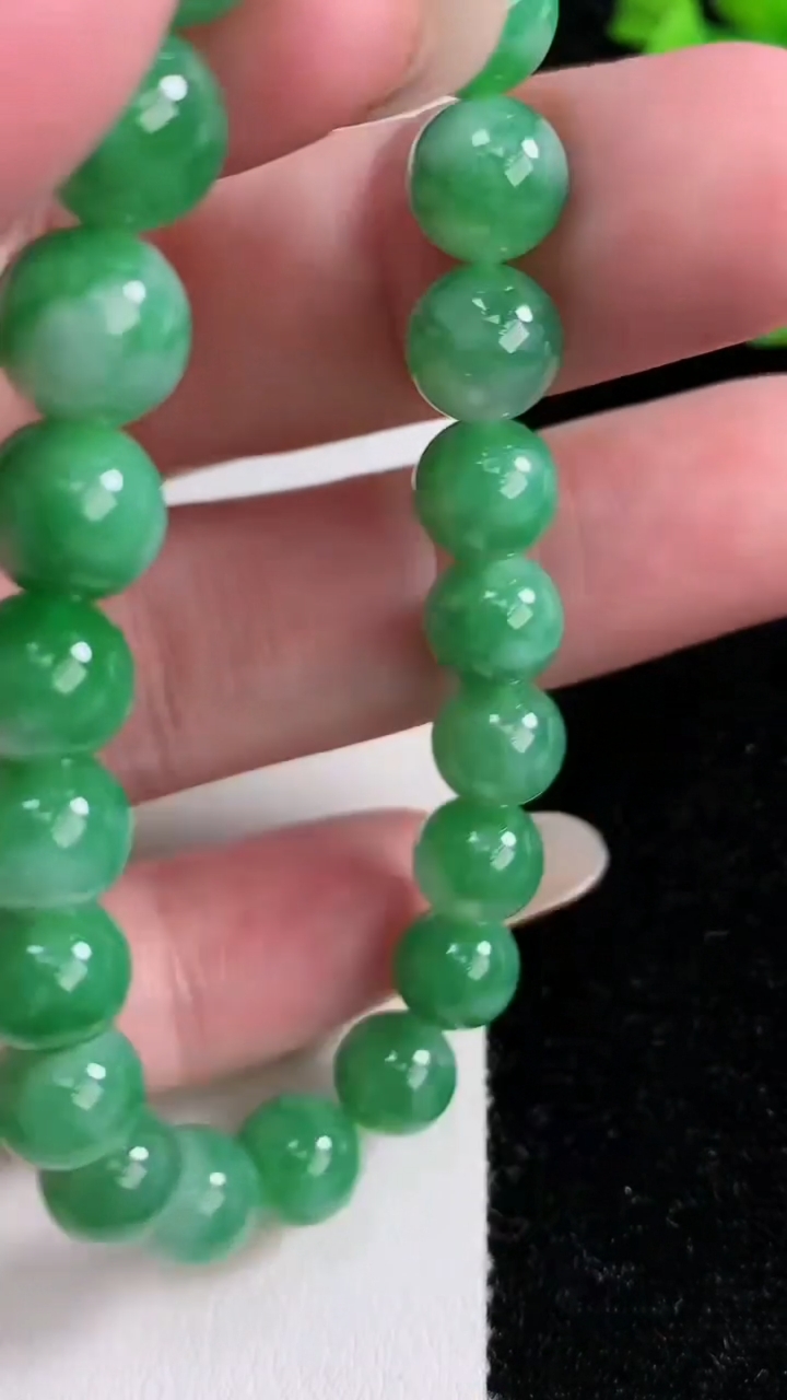 天然A货翡翠圆珠手串，尺寸7.8-23颗，重量:21.56g12月14日
工厂直销收藏佳品,种好水足，色泽均匀，有种有色，上手高大气！