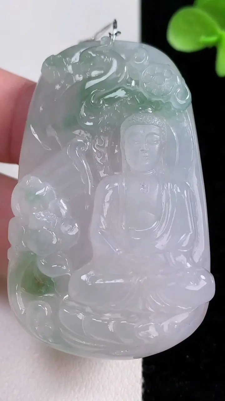 天然A货翡翠大日如来吊坠，尺寸56-35.4-9.2，重量:38.72g
12月14日