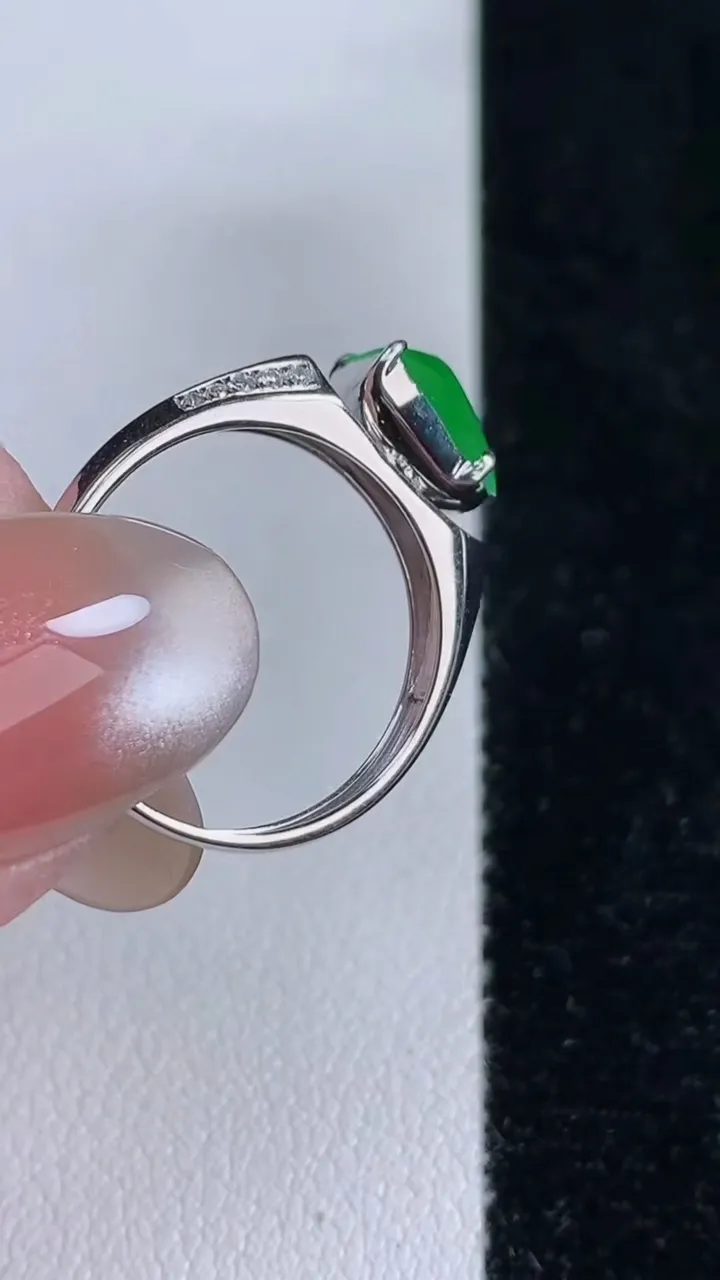 天然A货翡翠随形戒指，尺寸17.6-8.4-5-7.2，重量:1.98g2025年12月14日
工厂直销收藏佳品,种好水足，色泽均匀，有种有色，上手高大气！