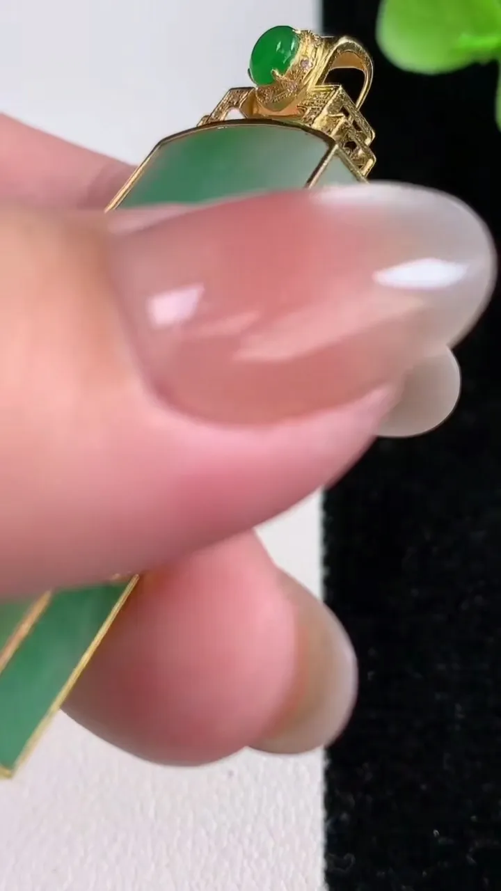 天然A货翡翠无事牌吊坠，尺寸54.6-44-24-4.8，重量:15.76g
12月14日