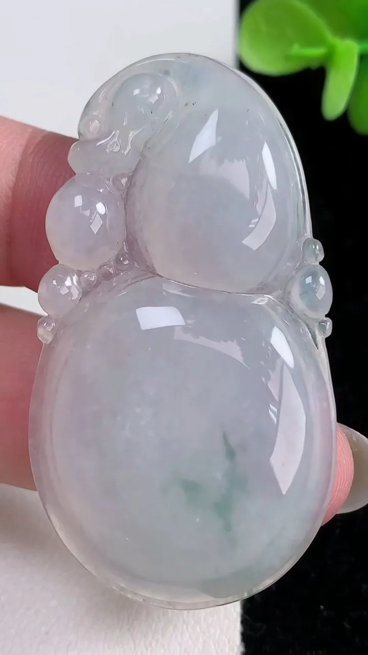 天然A货翡翠冰种飘花葫芦吊坠，尺寸53.3-29.3-6，重量:16.83g
12月14日