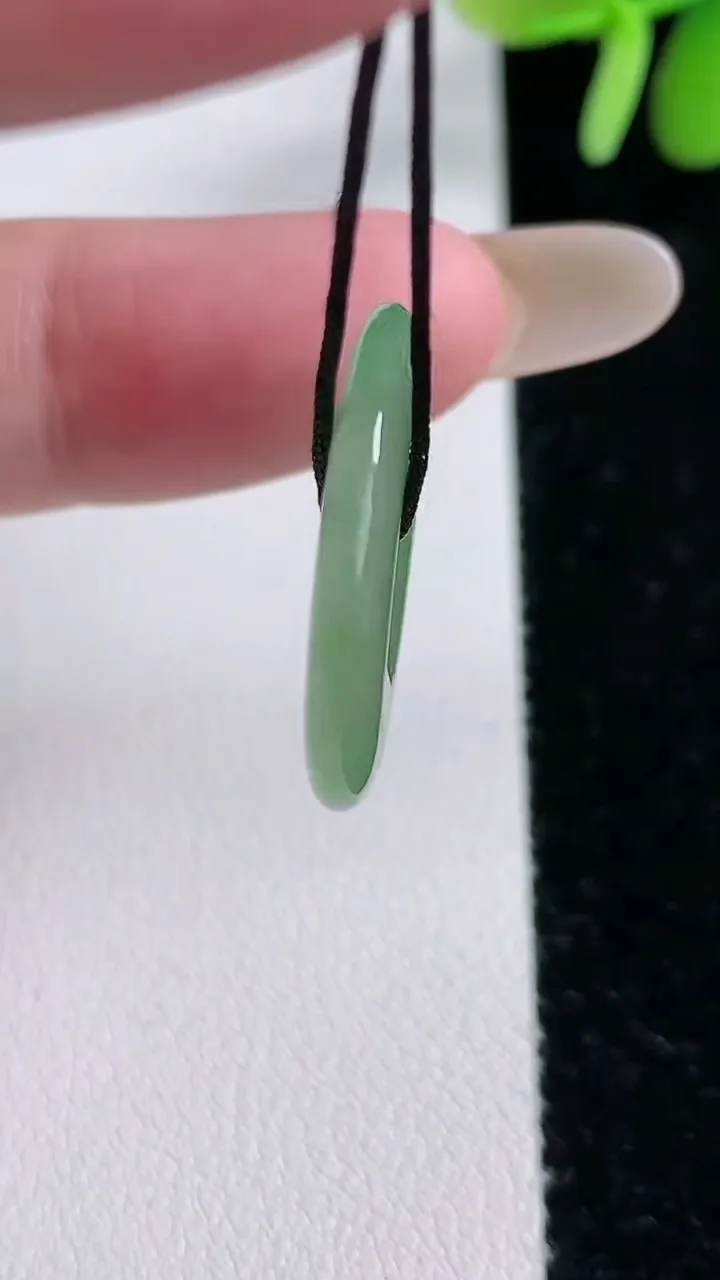 天然A货翡翠平安扣吊坠，尺寸23-3.4，重:3.64g
12月14日