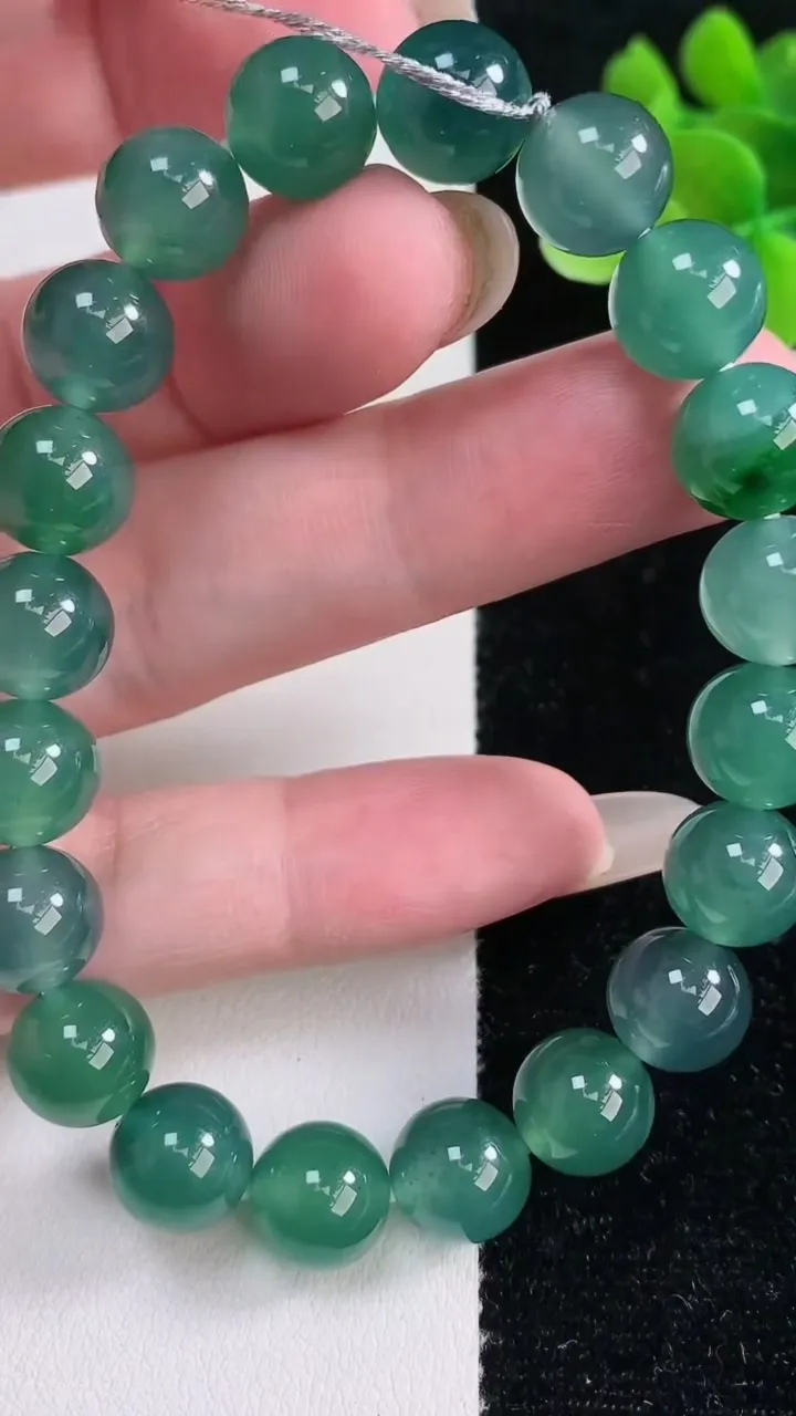 天然A货翡翠圆珠手串，尺寸9.4-20颗，重量:33.15g12月14日
工厂直销收藏佳品,种好水足，色泽均匀，有种有色，上手高大气！