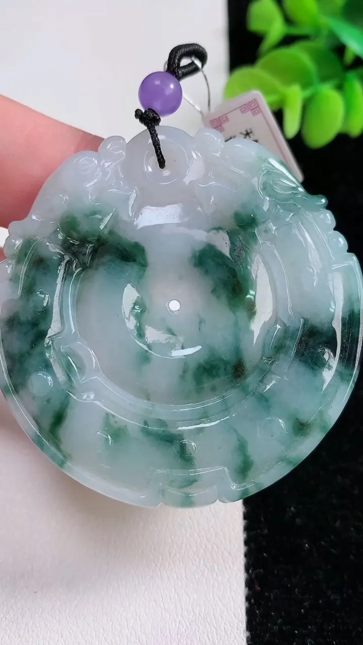 天然A货翡翠飘花雕花平安扣吊坠，尺寸53-4.5，重:27.42g
12月14日