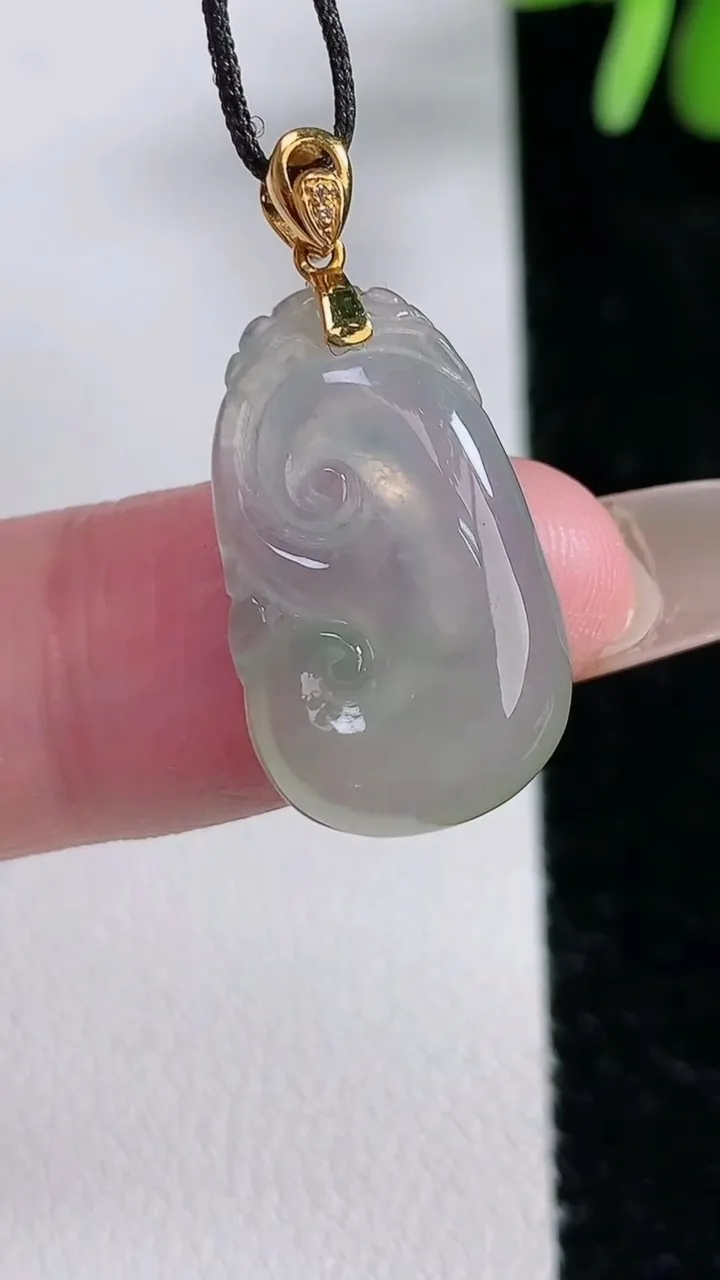 天然A货翡翠如意吊坠，尺寸22-13.3-4.5，重:2.53g
12月14日