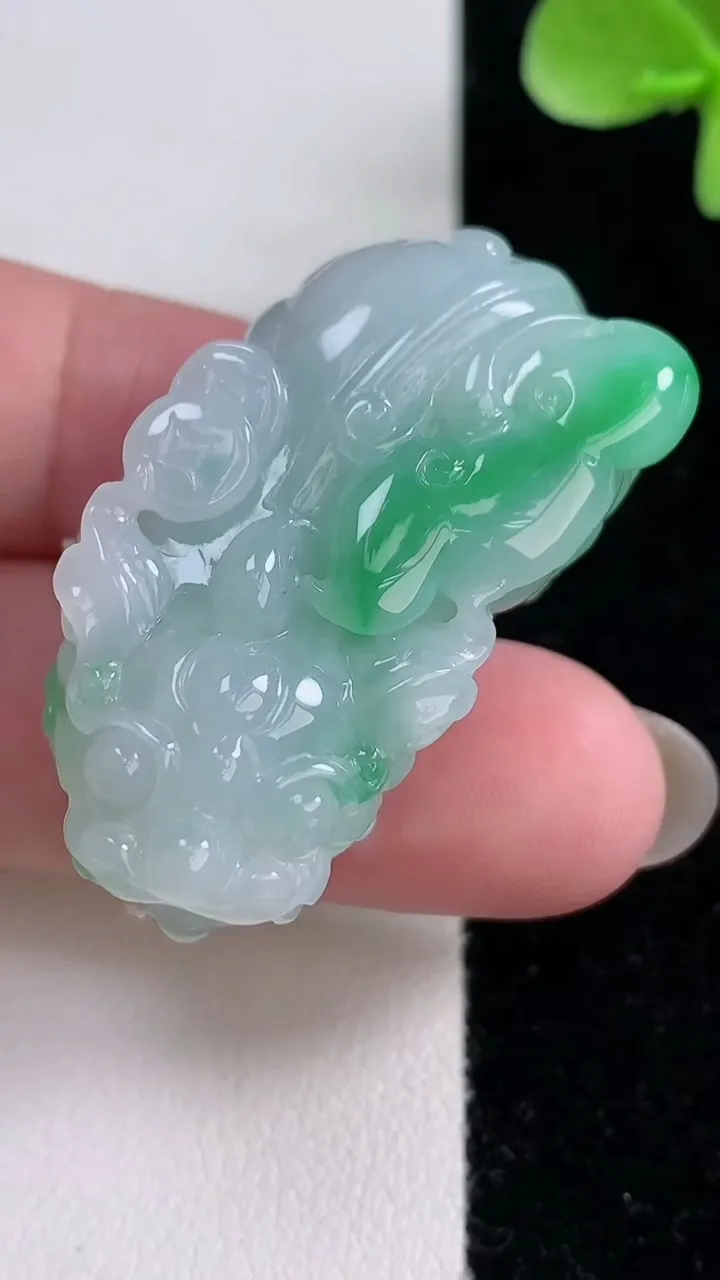 天然A货翡翠貔貅吊坠，尺寸40-21.8-14.6，重量:26.82g
12月14日