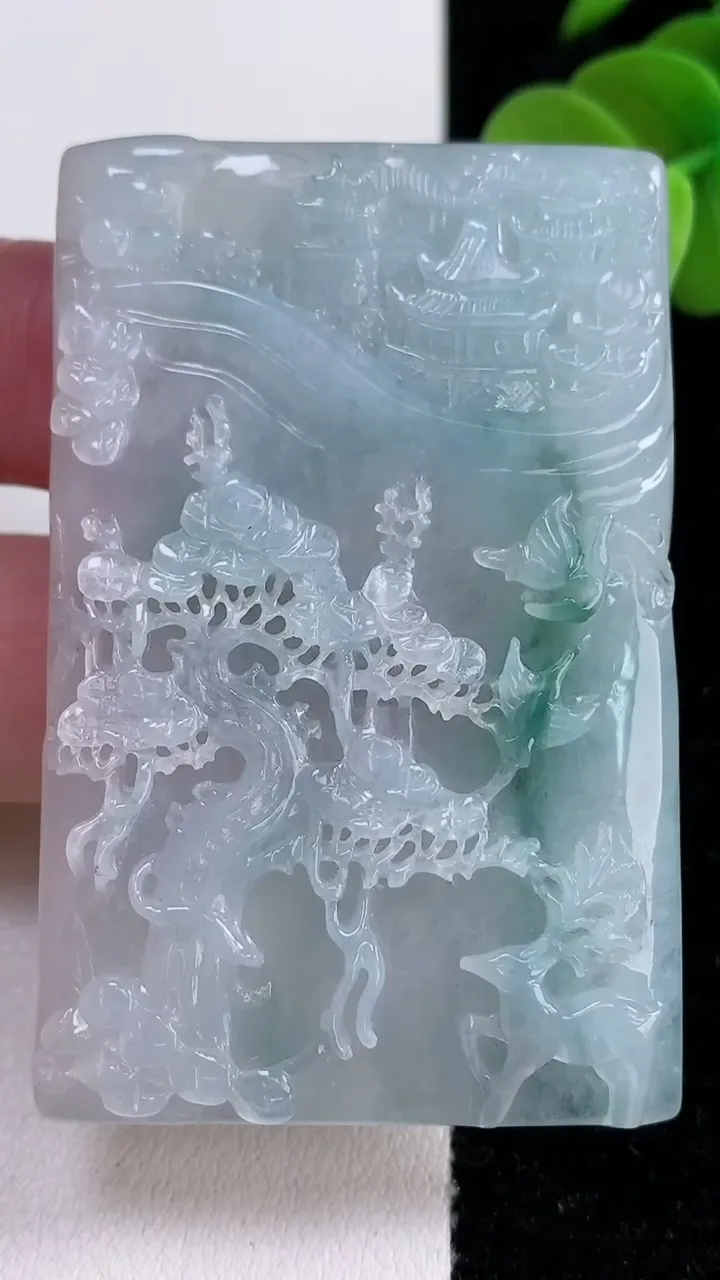 天然A货翡翠牌吊坠，尺寸60-38.6-5.3，重量:32.06g
12月14日